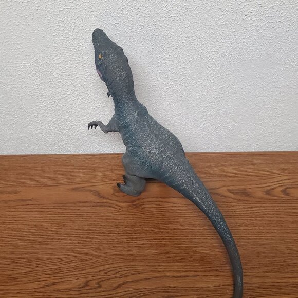 Action Figure 2014 Velociraptors Dinosaur 21" x 12" - Picture 5 of 7
